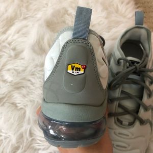 silver nike vapormax plus